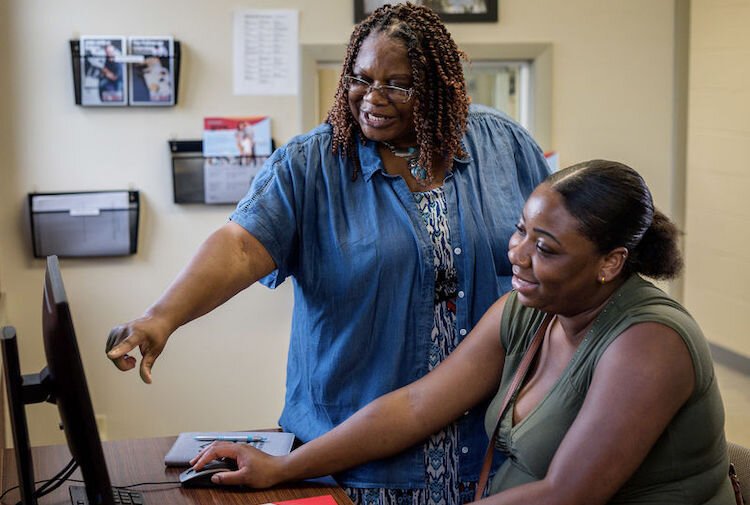 Neighborhood Employment Hub staff assisting a participant in using the new Connect Battle Creek website.