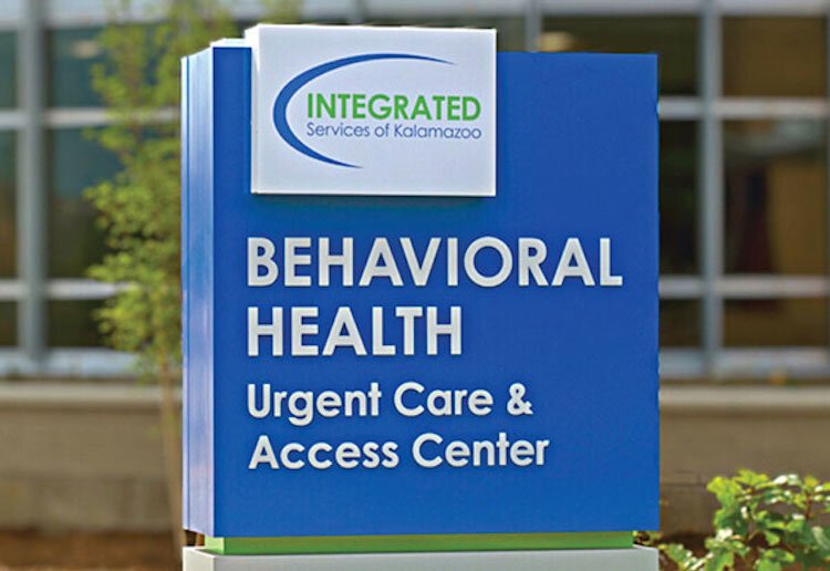 El cartel en el exterior del nuevo centro de atención urgente de salud mental de Integrated Services of Kalamazoo.