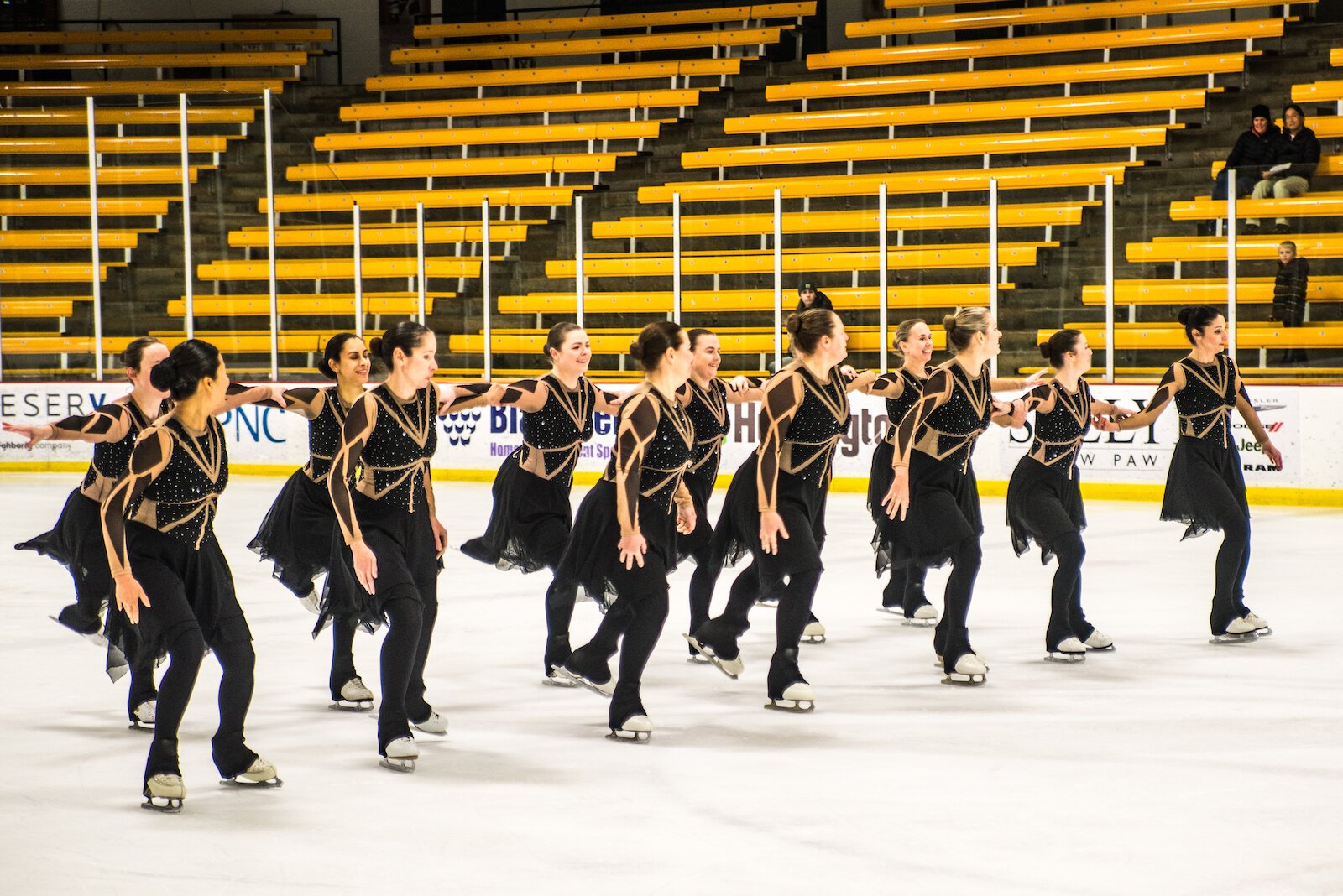 Synchro-skating has some affinities with the performances of well-known commercial teams like Disney on Ice and Ice Capades. 