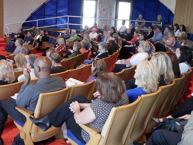 About 150 participants came during the two-day seminar, meeting for two sessions at city hall. 