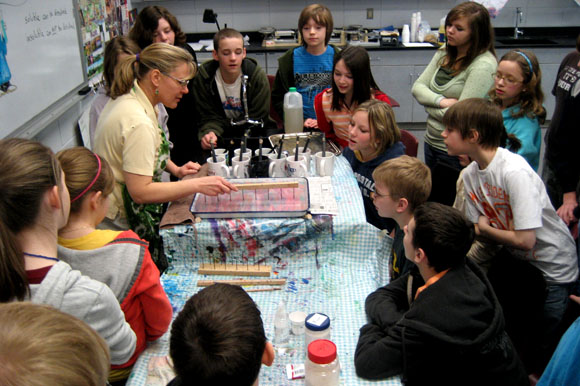 Heidi Finley gives a paper marbling demonstration.