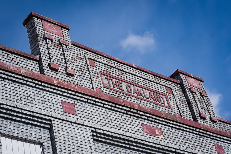 The Oakland was built in 1912 by The Oakland Motor Car Company as one of the company’s original dealership.