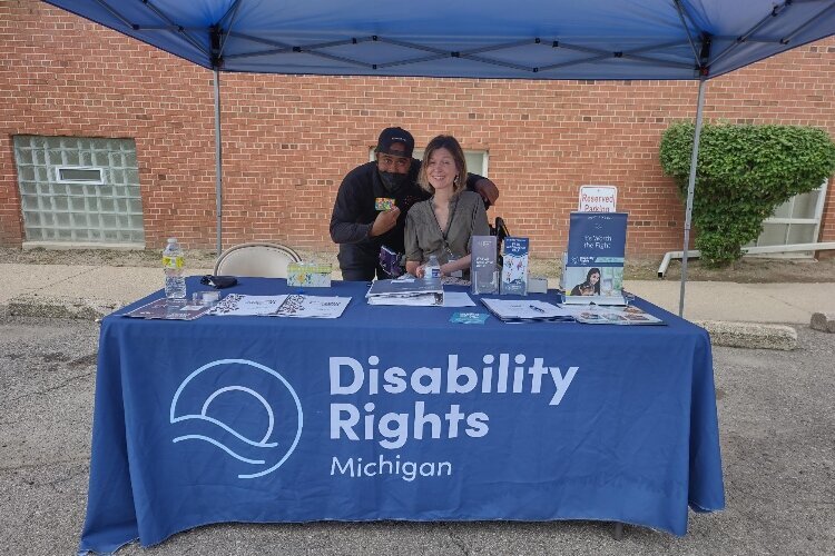 Kristen Milefchik con un participante en un acto de Disability Rights Michigan.