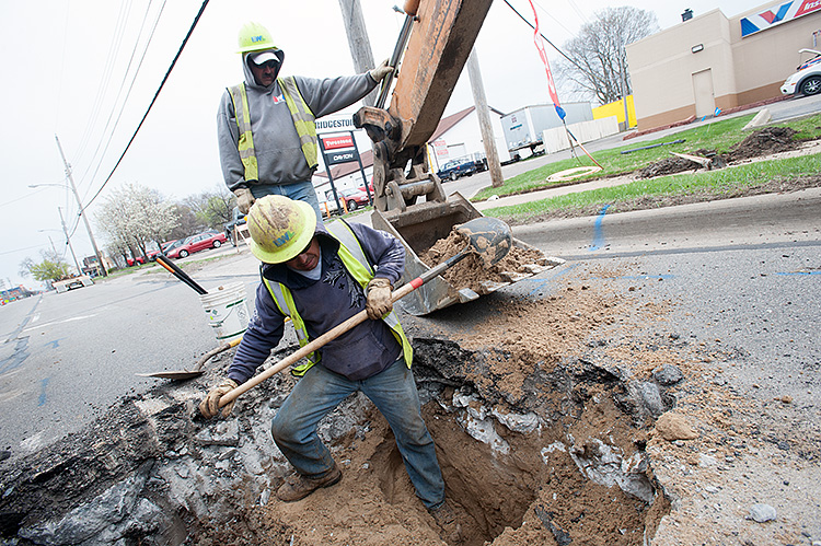 BWL crews replacing lead lines in Lansing - Photo Dave Trumpie