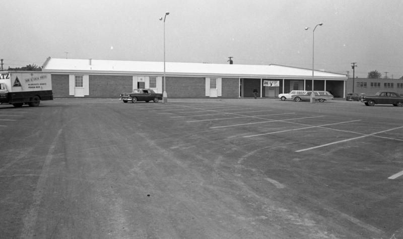 Archival photo of Colonial Lanes' exterior.