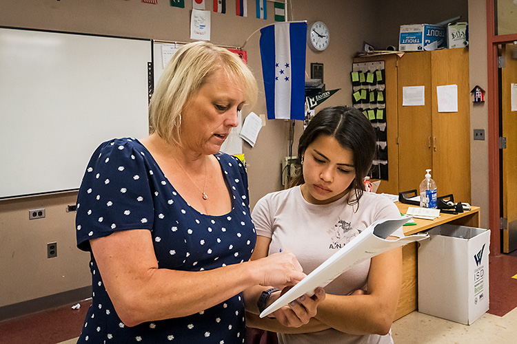 Liz Sirman working with Alexandra Figueroa during a session of Buenos Vecinos at YCHS.