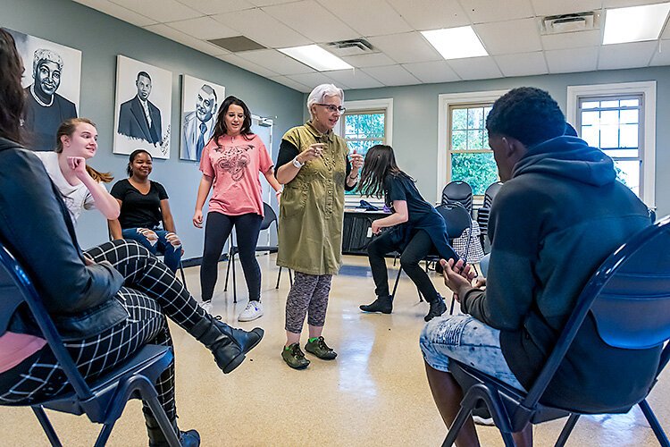 Deborah Gordon-Gurfinkel leading a session of Telling It at the Parkridge Community Center.