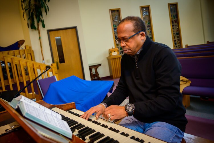 Brown Chapel AME Music Director John Woods leading a practice.