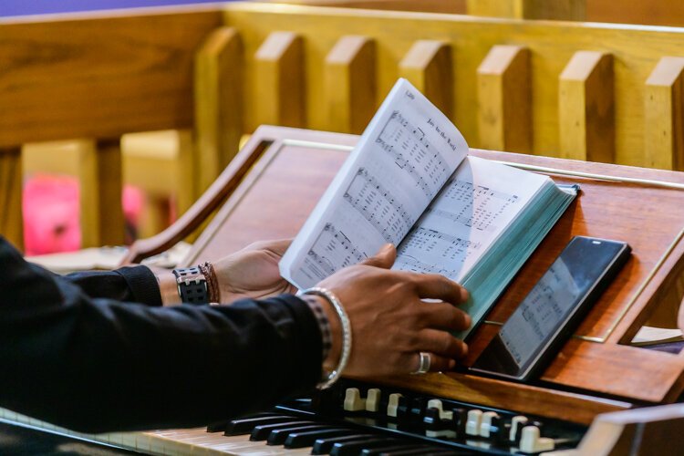 Brown Chapel AME Music Director John Woods leading a practice.