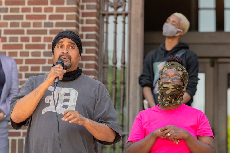 Dan Grady El speaks at the protest.