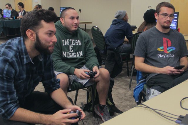 EMU students playing games at an esports event.