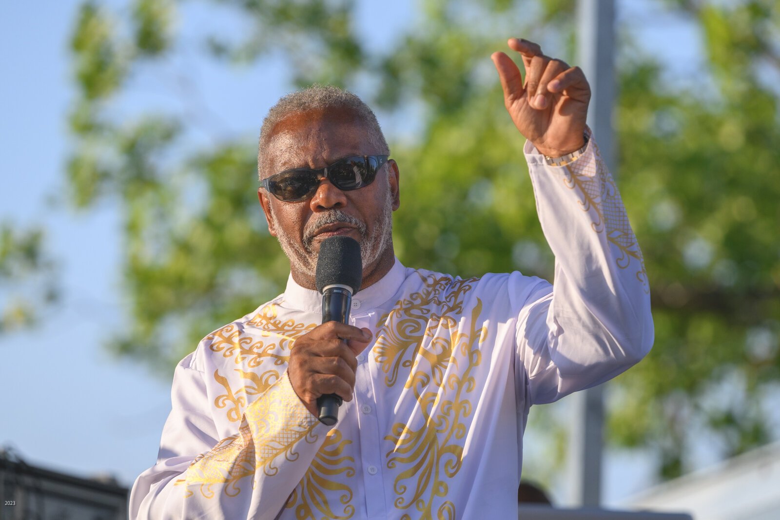 John E. Lawrence welcoming Gerald Albright to the Summer Jazz series stage.