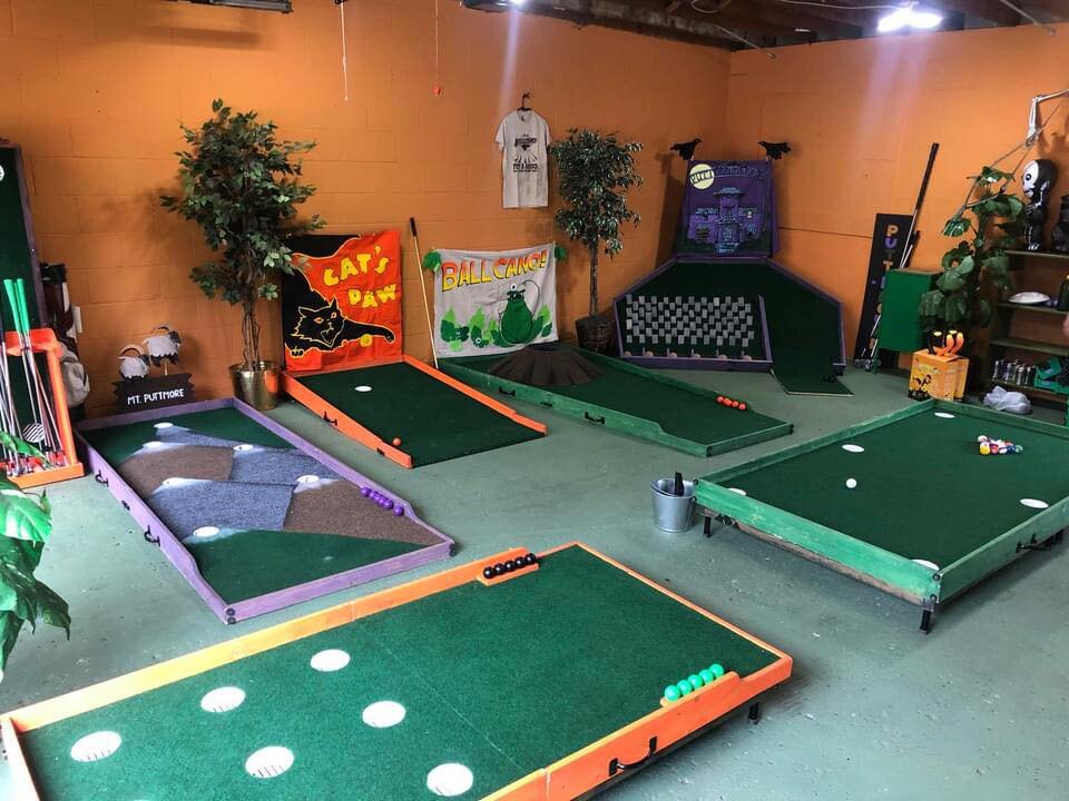 Putt-r-round's pop-up miniature golf course.