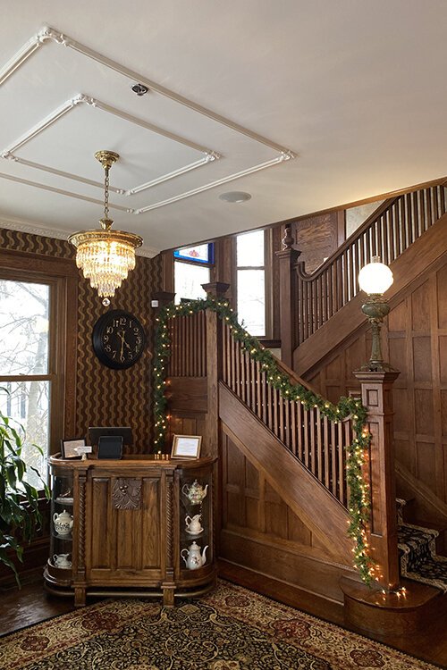 The entrance room and front desk at the Ginkgo Tree Inn.