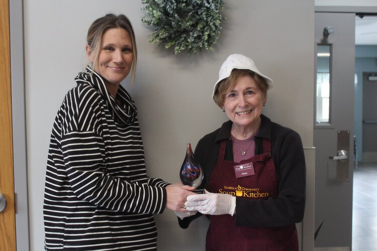 Sarah Adkins presents volunteer Diane Fleming the 2020 LIVE United Award.