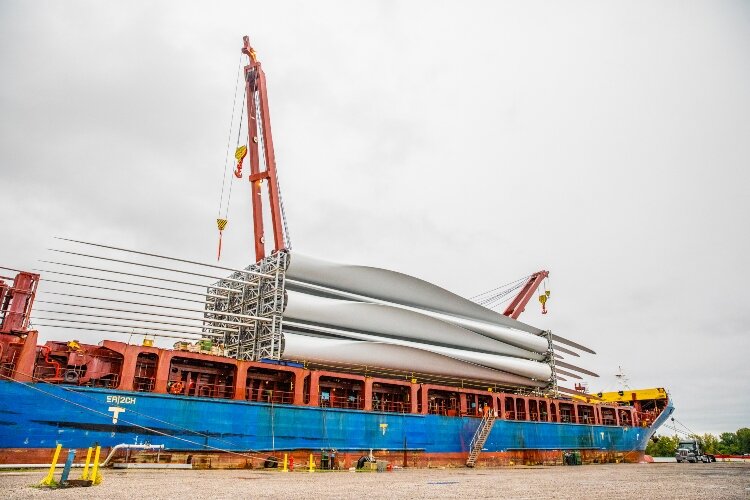 The stevedores can unload about five blades in an hour. When the BBC Song arrived recently, it held 39 blades.