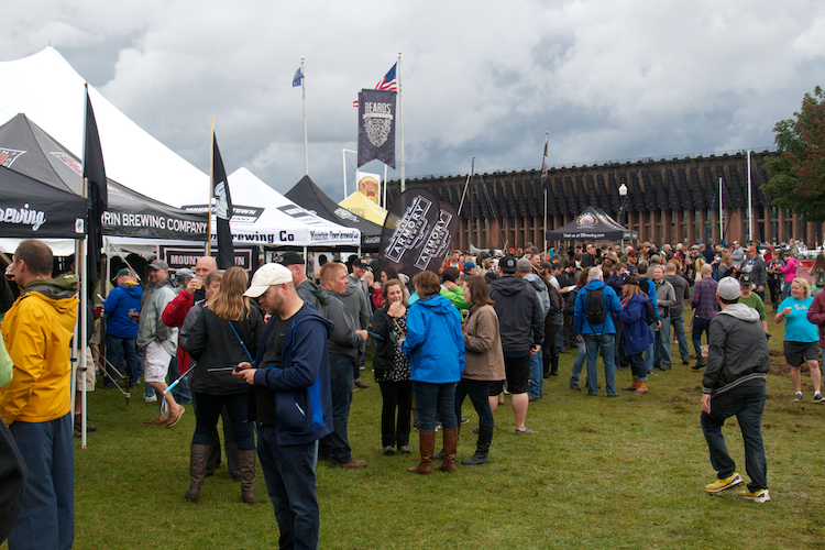 Live music and craft beer drew crowds to the U.P. Beer Fest 2016.
