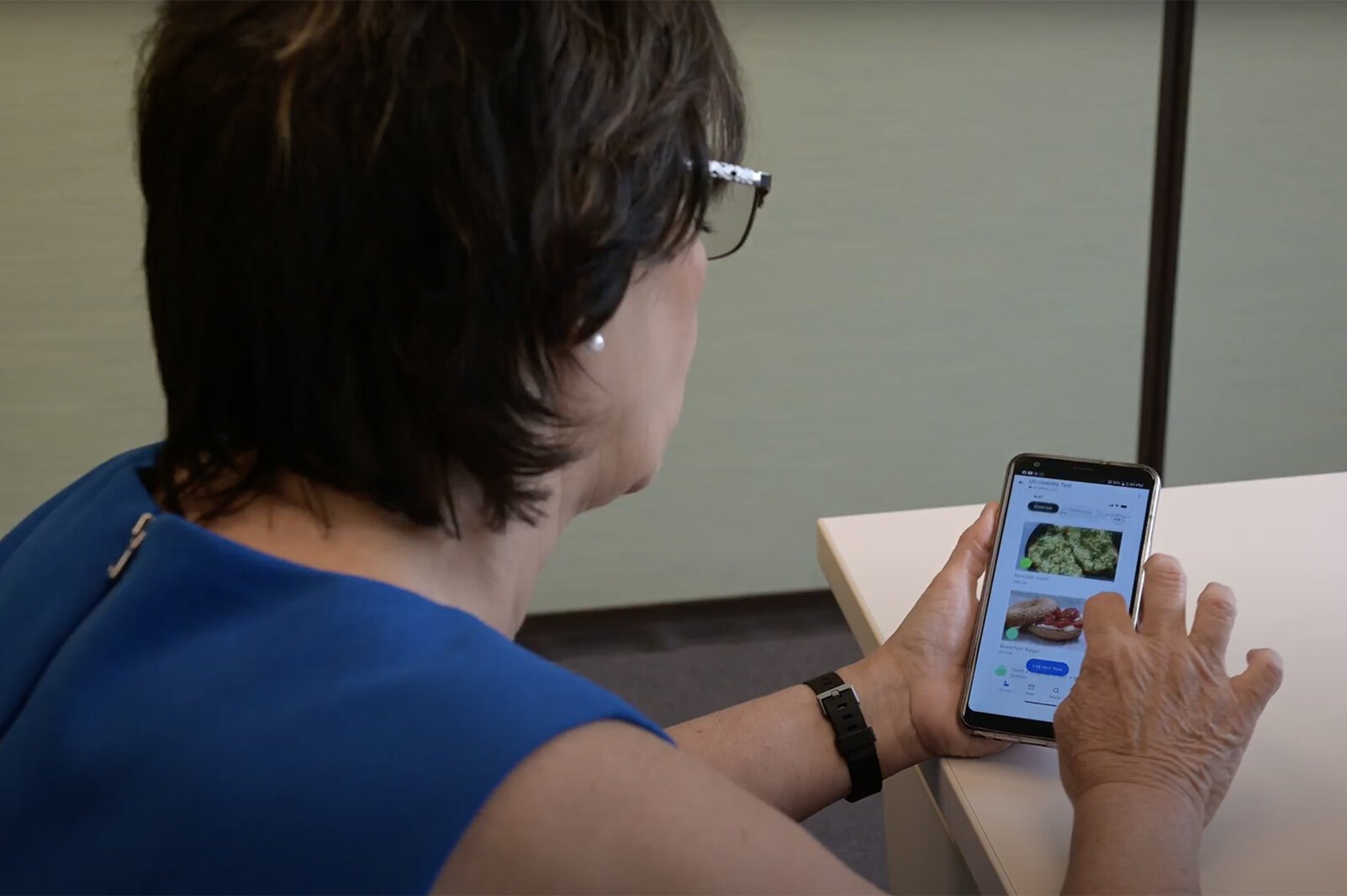 A Covenant HealthCare employee uses the DayTwo Precision Nutrition app.