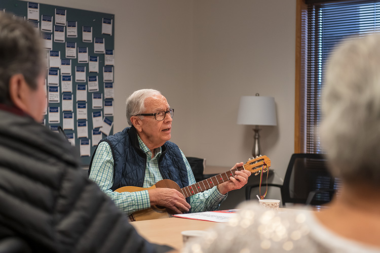 A social and educational group for Spanish-speaking clients at Turner Senior Resource Center.