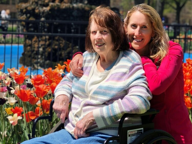 Paula Maas with her mom, Phyllis Swisher.