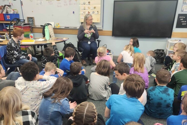 Dairy Amcor's Shirley Monte reads a book about farming to elementary school students. (WMW)