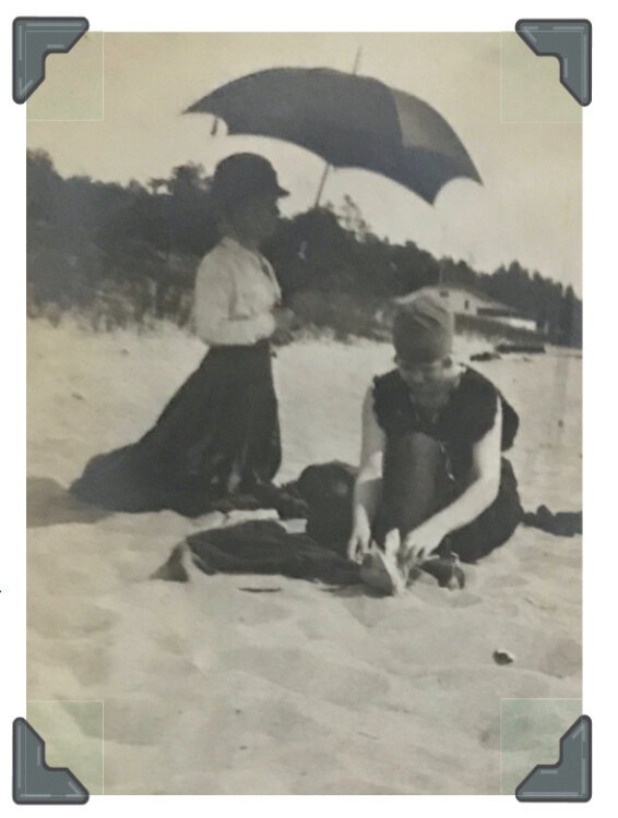 Beach at Highland Park north of pavilion (1915).