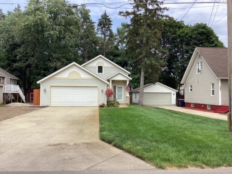 As garages began migrating from corners of the back yard to proximity with the house, realtors promoted the convenience of a “House With Attached Garage.”