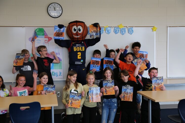 Gold Mascot, Buckets, visited Roosevelt Elementary to hand out books to students. (Gentex)