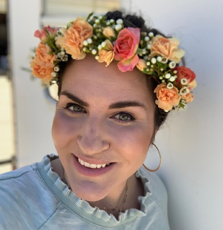 Jess Resheske's passion for flowers inspired her to launch a mobile flower cart specializing in floral crowns and bouquets.