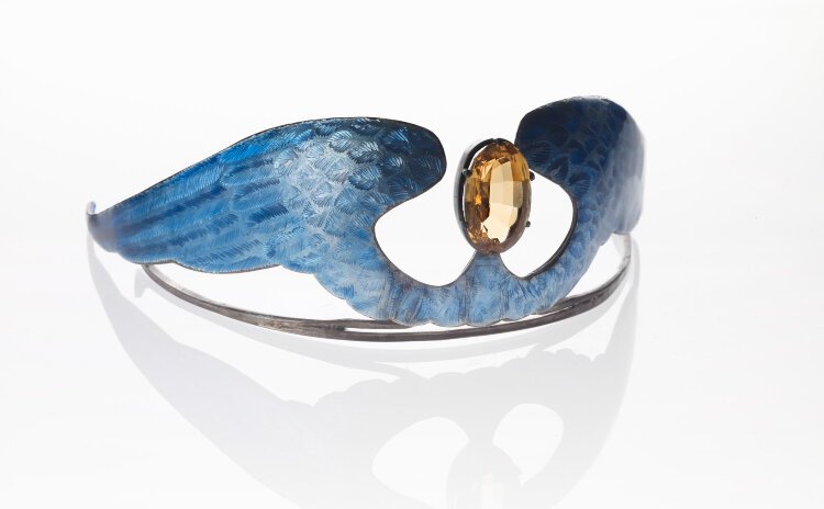 “‘Chicago Collects: Jewelry in Perspective’ brings audiences closer to a very personal art form — jewelry — to show how history can add new perspectives to our everyday lives,” says Driehaus Museum Executive Director Lisa Key. 