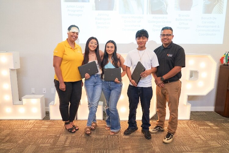 Youth in the LAUP Más Adelante and Adelante programs with the organization's staff. (Comcast)