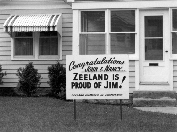 Jim Kaat’s hometown of Zeeland got behind him and the Minnesota Twins during the 1965 World Series, and several families posted encouraging signs in their front yards. (Courtesy of Jim Kaat)