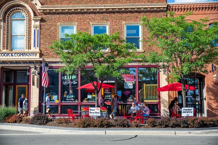 Sidewalk seating outside of the Basement Burger Bar and 1UP Arcade Bar