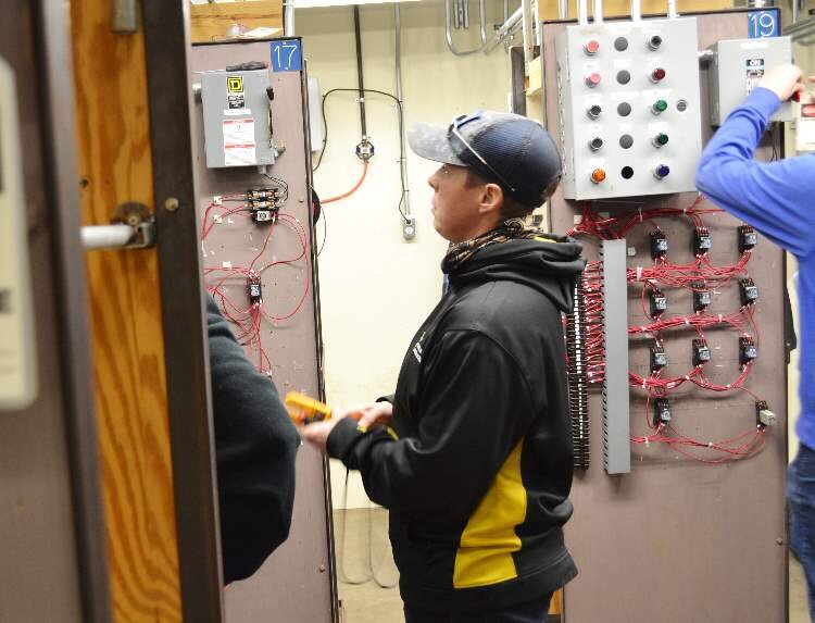 Becky Manson observes students working on circuits during their final week of lab class.