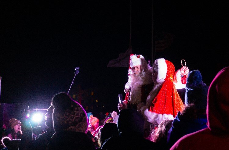 Once Santa has the keys to his house in hand, he has the honor of lighting the courthouse.