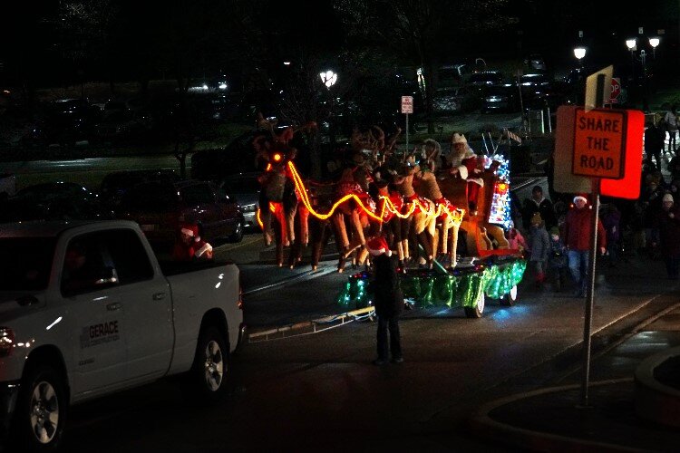 Midland Police helped clear the way for Santa’s sleigh.