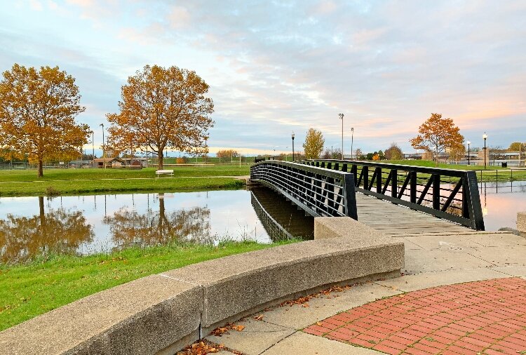 A bridge on the Bay City Riverwalk connects Veterans Memorial Park to the Kantzler Memorial Arboretum. (Photo Credit: Kristen Wild/Bay Area Community Foundation)