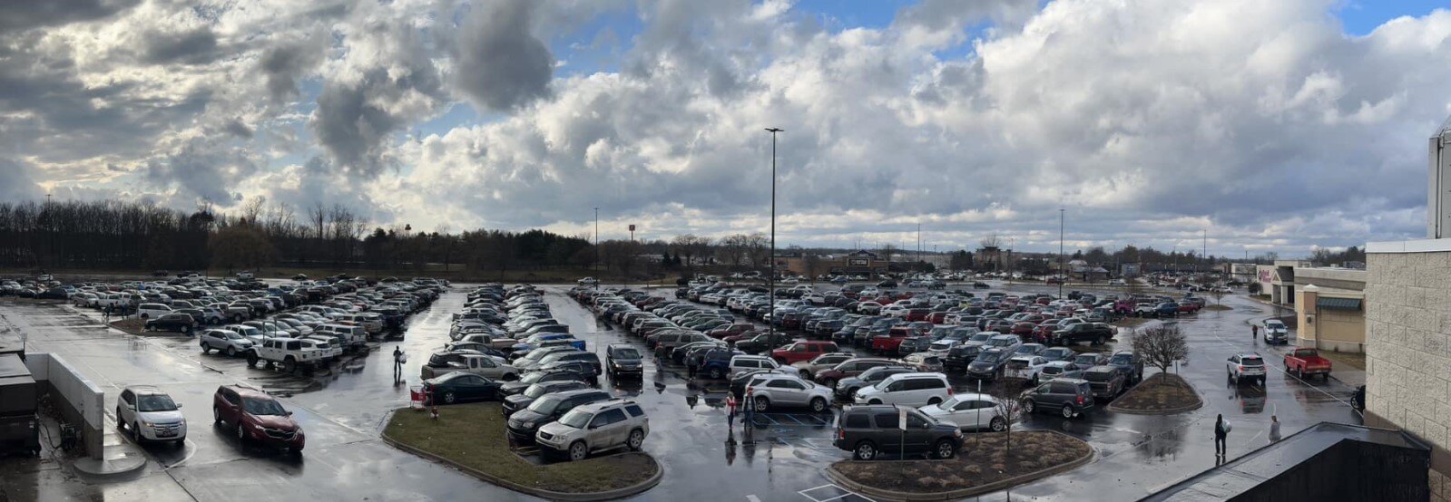 A full parking lot at the Midland Mall.