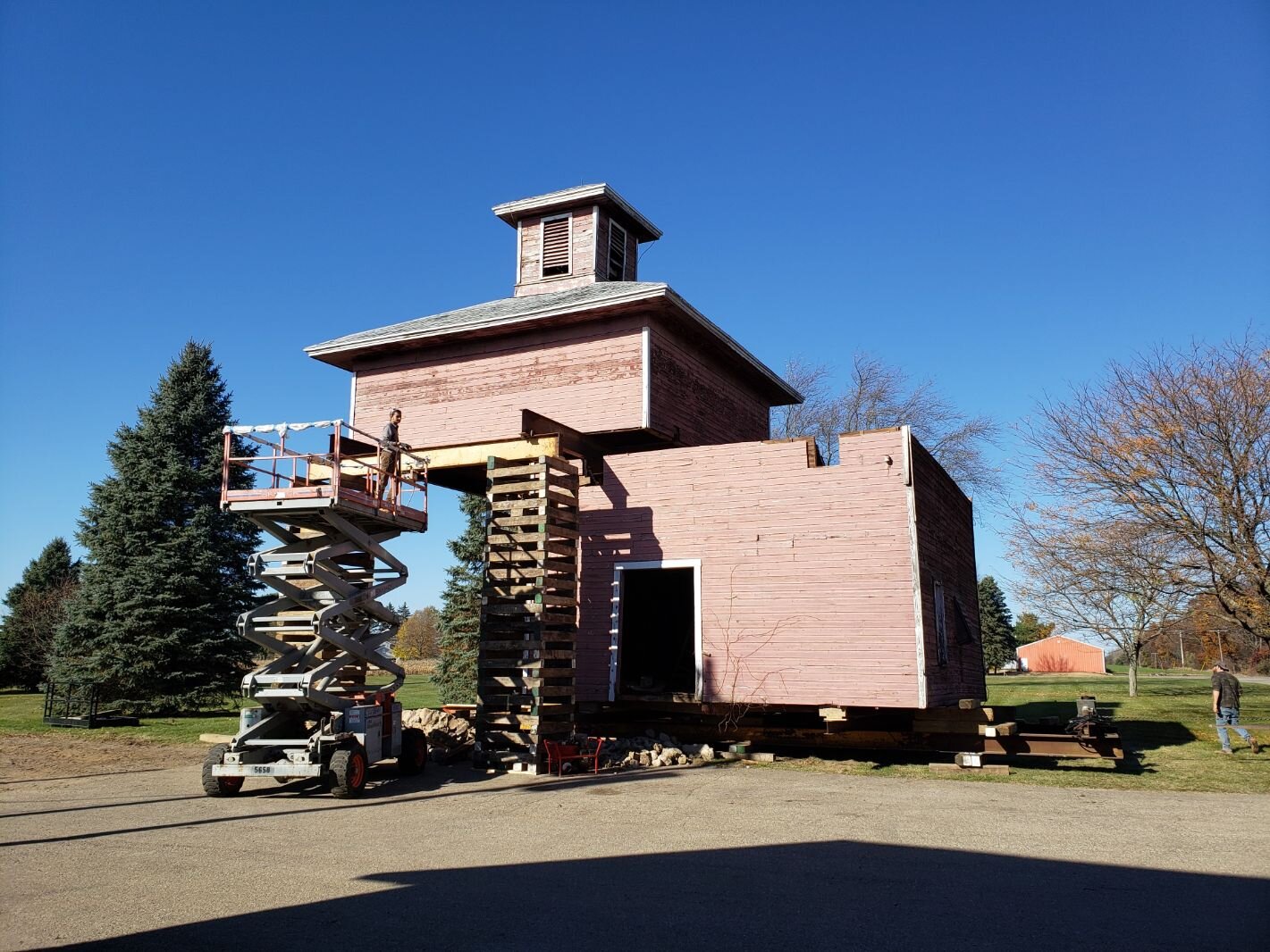 The Lockwood/Avery granary being prepared for the move.