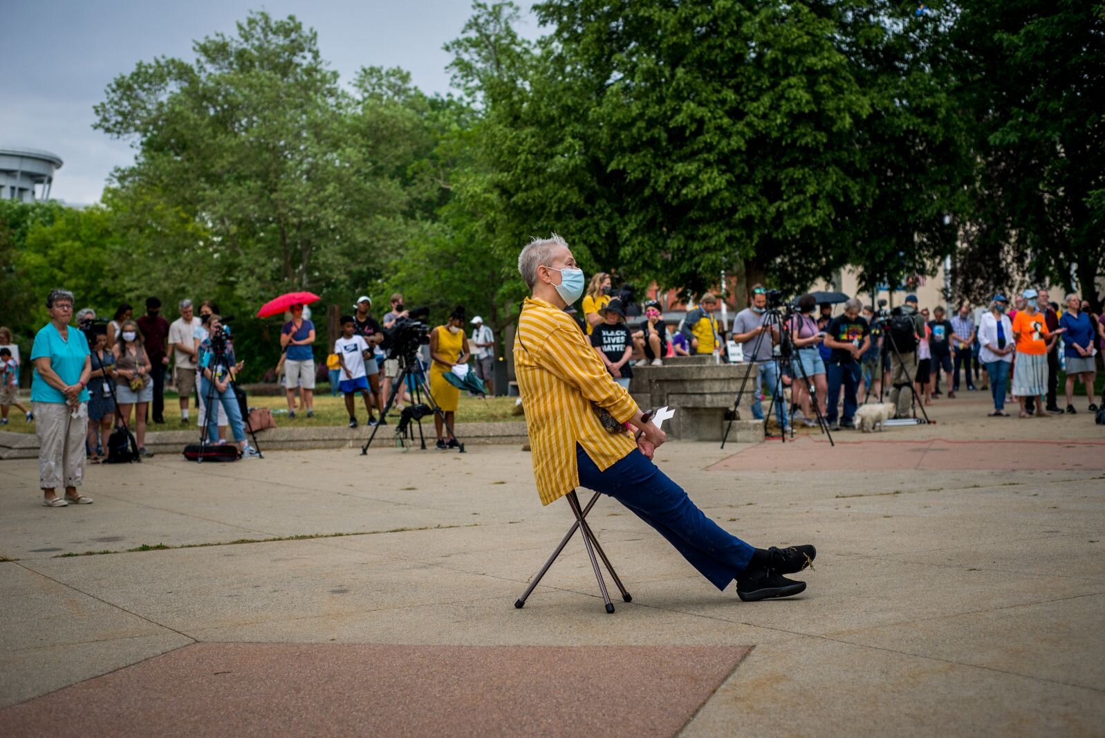 One member of the crowd maintained maximum social distancing. 