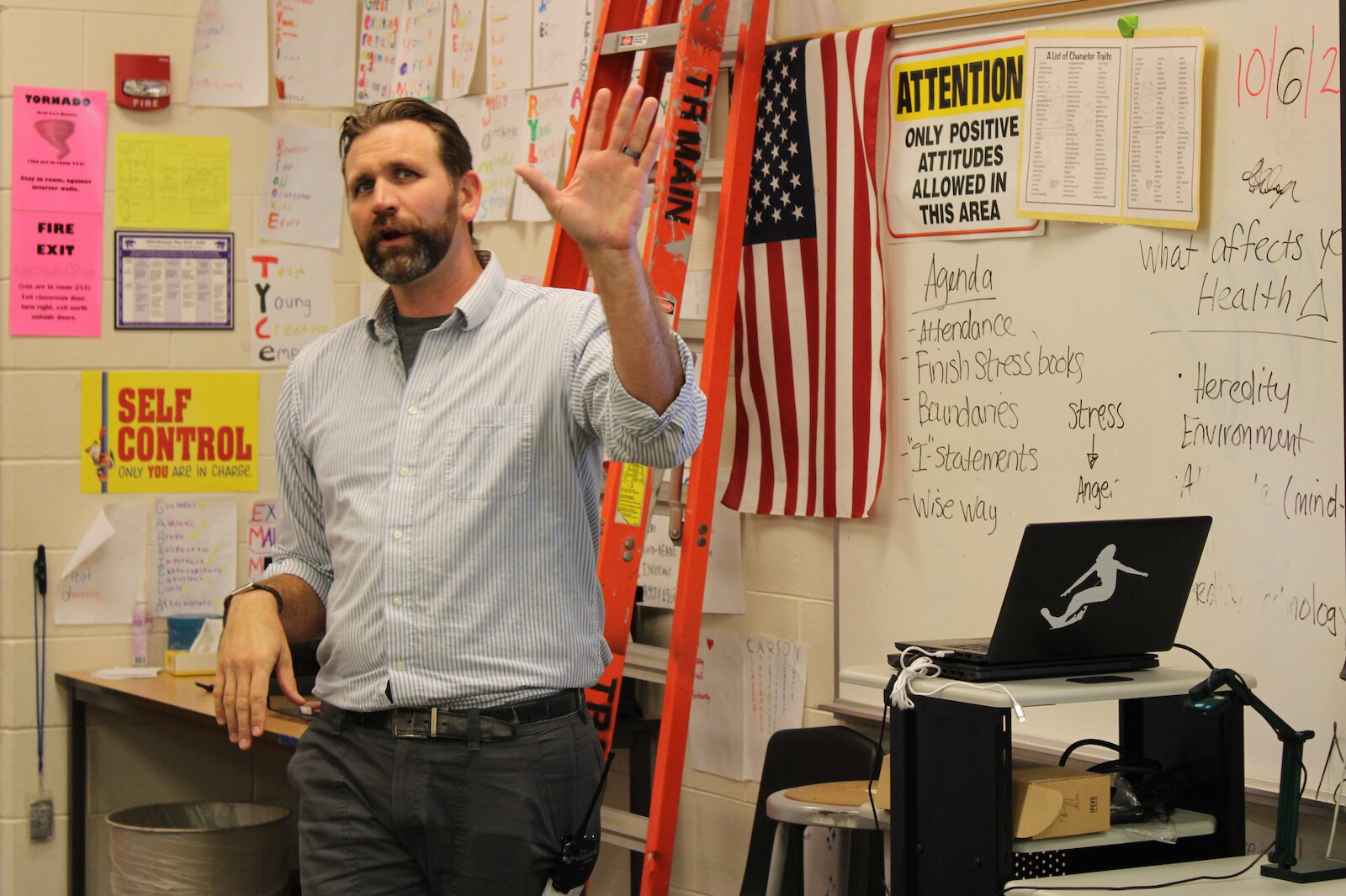 Aaron Hess, consejero de la escuela de educación media de Three Rivers, enseña a una clase de sexto grado sobre habilidades de afrontamiento durante una lección de TRAILS.