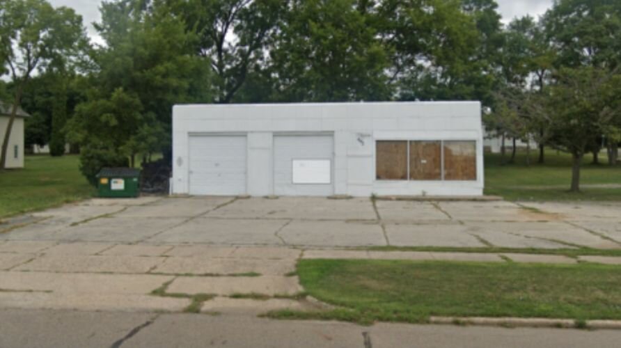 Picture of abandoned business sitting on W. Van Buren St., not far from Battle Creek Central High School.