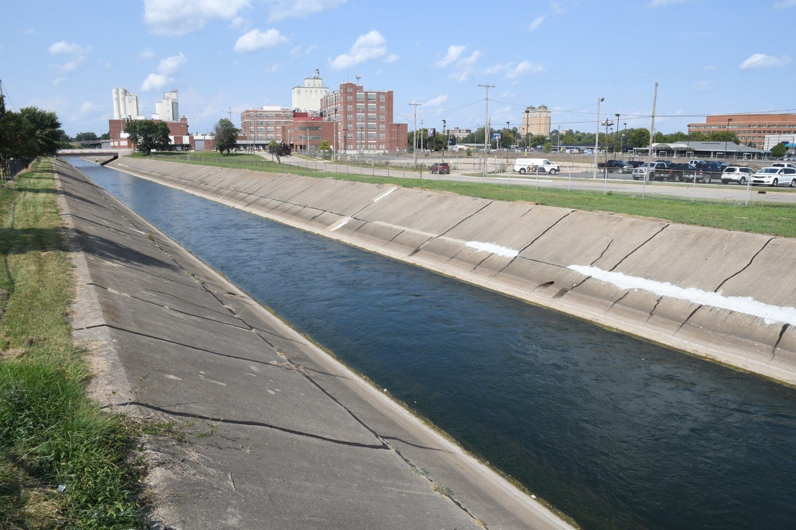 Looking east along the Kalamazoo River from Capital Avenue, south of downtown Battle Creek.