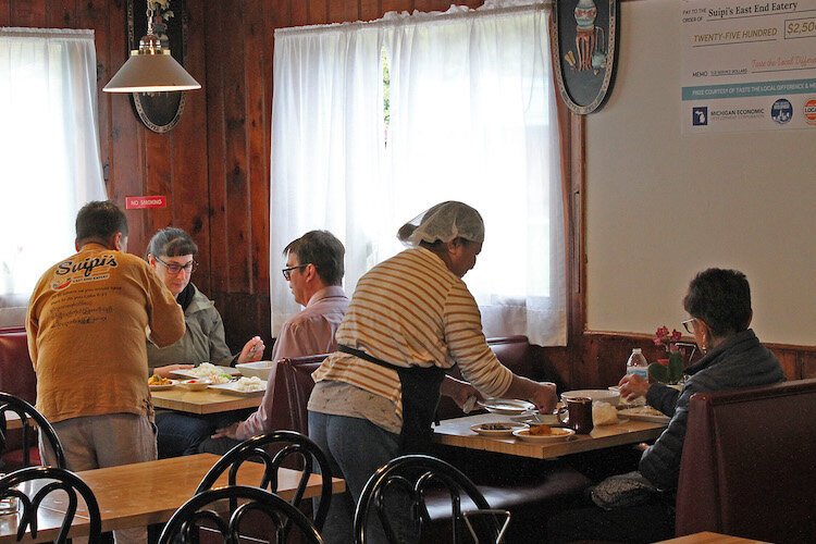 Diners at Suipi’s are served lunch.