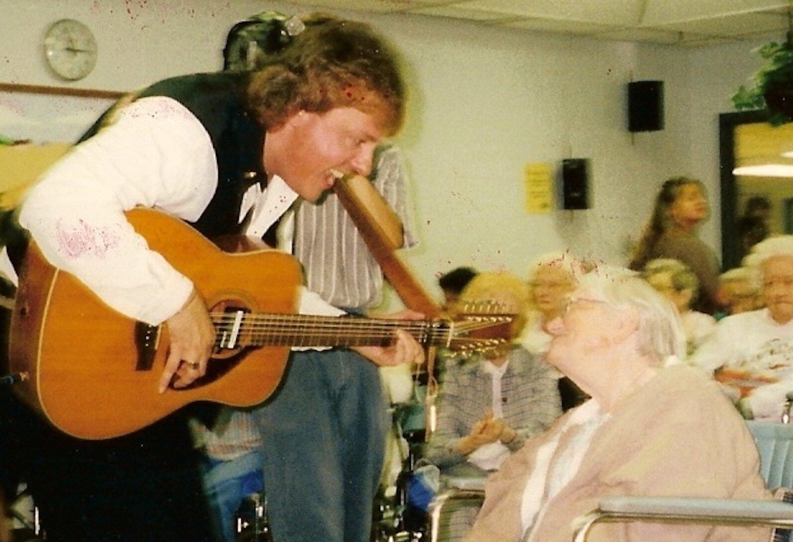 Bob Rowe performing in a nursing home.