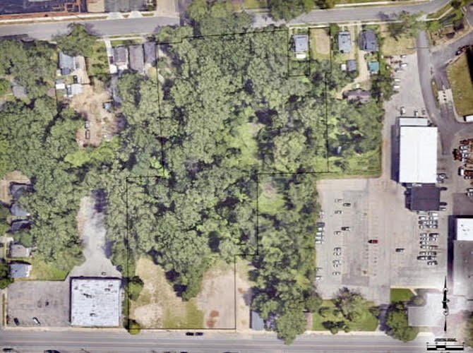 This image provides a bird’s eye view of the 200 block of Stockbridge Avenue as it is presently. The white square and bottom left is a Dollar General store. The white rectangle to the right the City of Kalamazoo property that runs north of its Stockb
