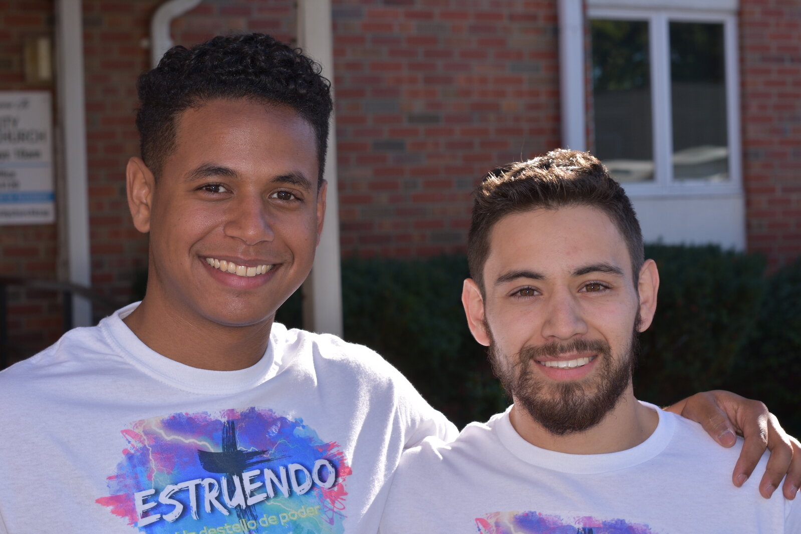 Jeffery Tavarez y Agustin Leal-Diaz co-fundadores de Estruendo, un grupo para ayudar a los estudiantes y a otros jóvenes que pudieran estar pensado en el suicido. 