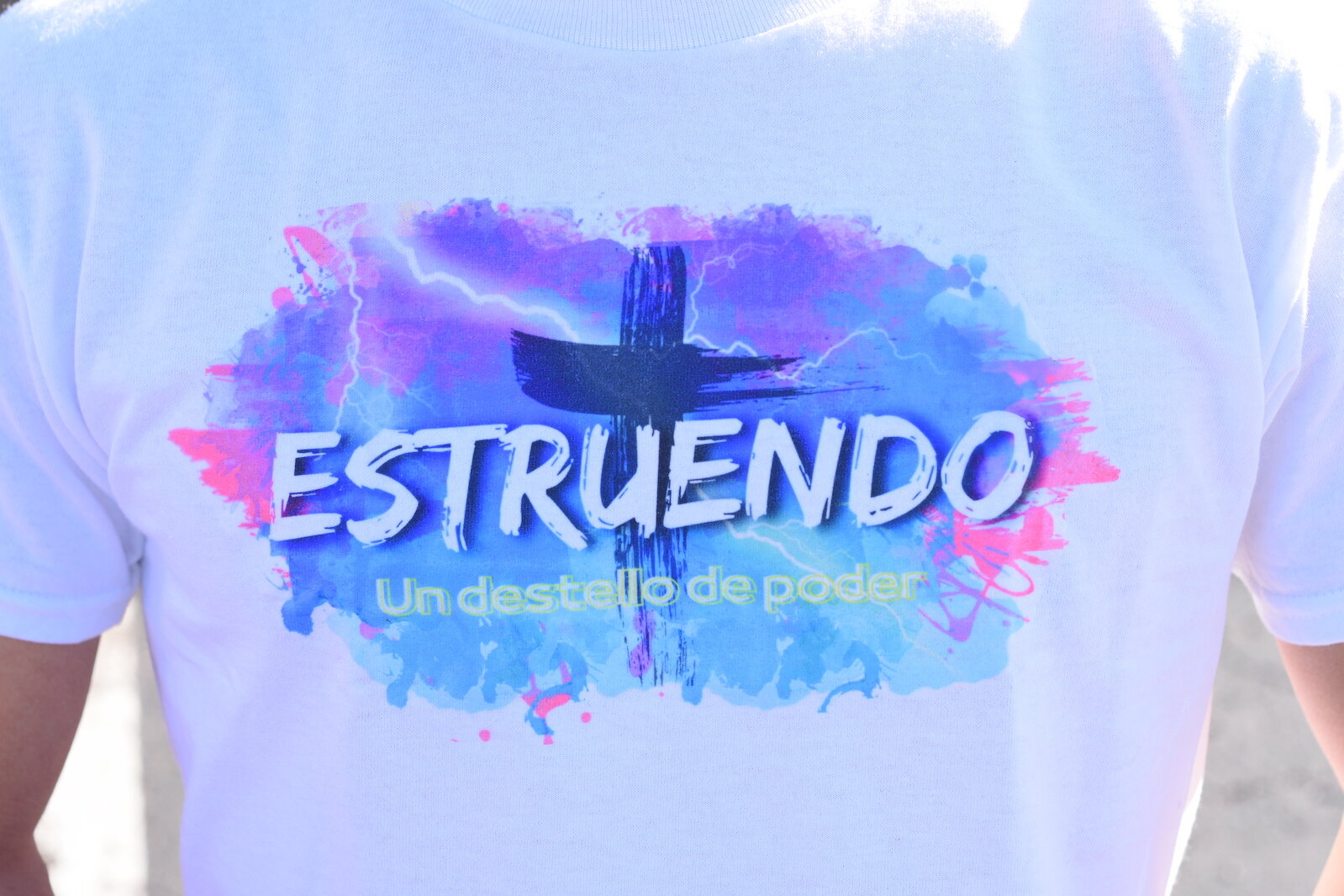 Una camiseta por Estruendo.