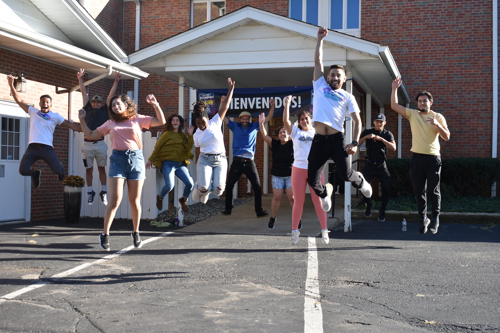 Los participantes en el grupo, Estruendo, dan un salto.