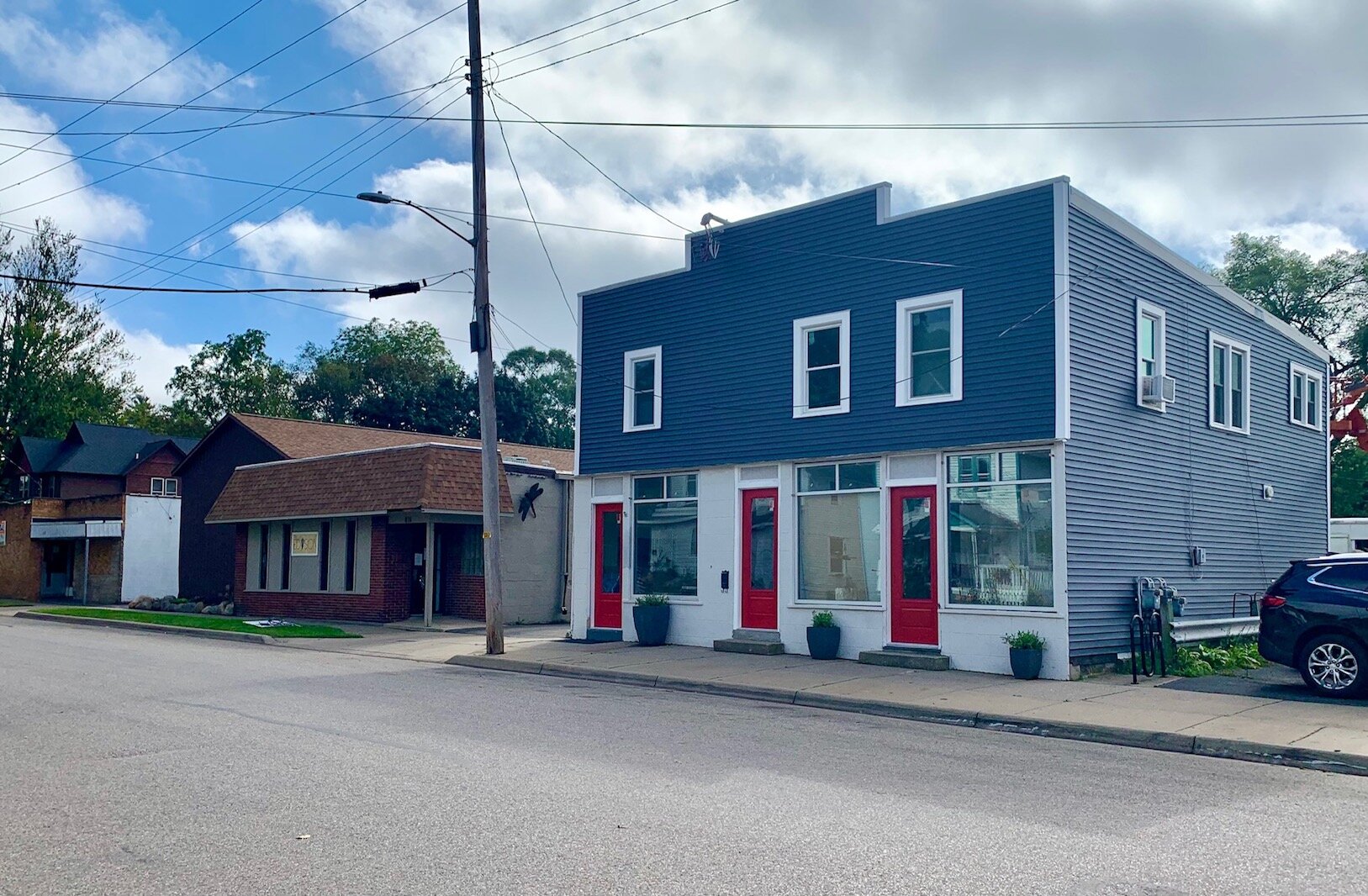  The Edison Neighborhood Association, whose 816 Washington Ave. offices are shown at left, is in the throes of renovating the former Bob’s Barber building, right.